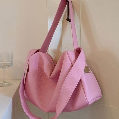 2024 Γυναικεία ευέλικτη τσάντα Tote με στρεβλό Straddle Instagram Design και μεγάλη χωρητικότητα