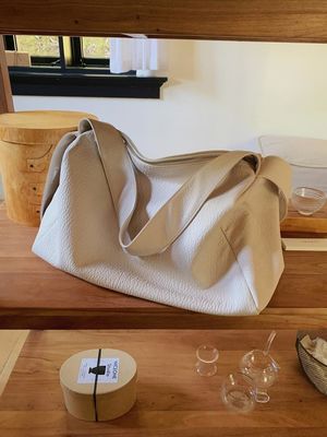 2024 Γυναικεία ευέλικτη τσάντα Tote με στρεβλό Straddle Instagram Design και μεγάλη χωρητικότητα