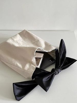 Πολυεστέρας επιφάνειας Περιβαλλοντικά φιλική ανακυκλωμένη μαύρη λαβή Custom Logo Τυπωμένη τσάντα για ψώνια