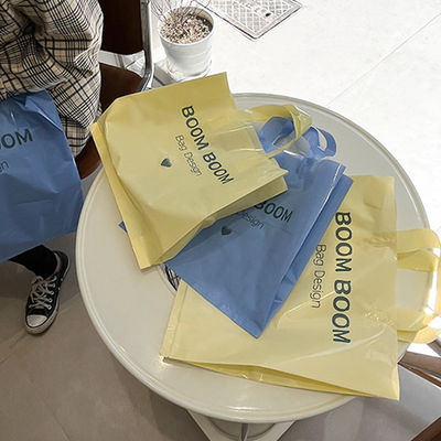 Προσαρμοσμένο λογότυπο Αποδεκτό μαλακό βρόχινο χερούλι Tote ψώνια πλαστική σακούλα για συσκευασία ρούχων