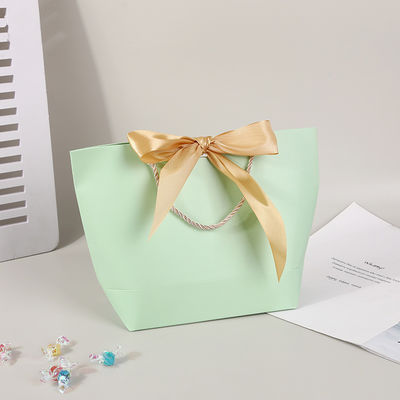 Συσκευή χαρτοσακούλας δώρου με λαβή για ειδικά ρούχα