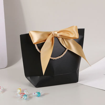 Συσκευή χαρτοσακούλας δώρου με λαβή για ειδικά ρούχα