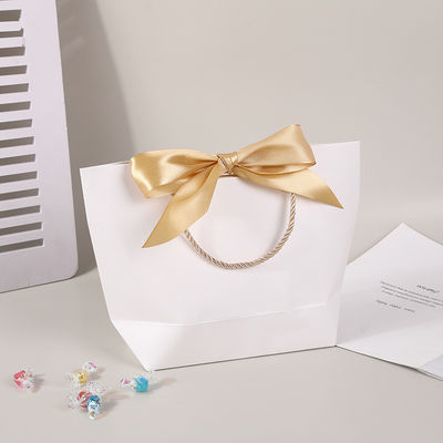 Συσκευή χαρτοσακούλας δώρου με λαβή για ειδικά ρούχα