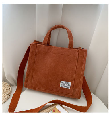 Μοντέλα Crossbody Corduroy Tote Bag με ρυθμιζόμενο λουρί με προσαρμοσμένο λογότυπο