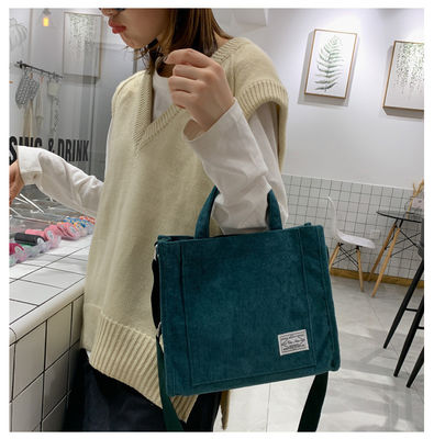 Μοντέλα Crossbody Corduroy Tote Bag με ρυθμιζόμενο λουρί με προσαρμοσμένο λογότυπο