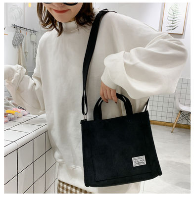 Μοντέλα Crossbody Corduroy Tote Bag με ρυθμιζόμενο λουρί με προσαρμοσμένο λογότυπο